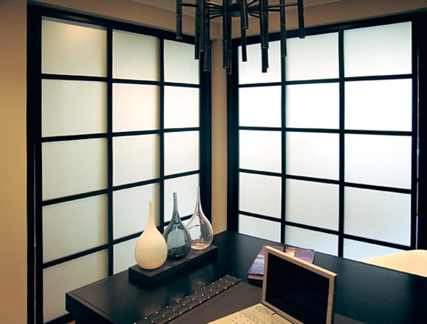 Угловая перегородка в японском стиле с матовым стеклом Искитим