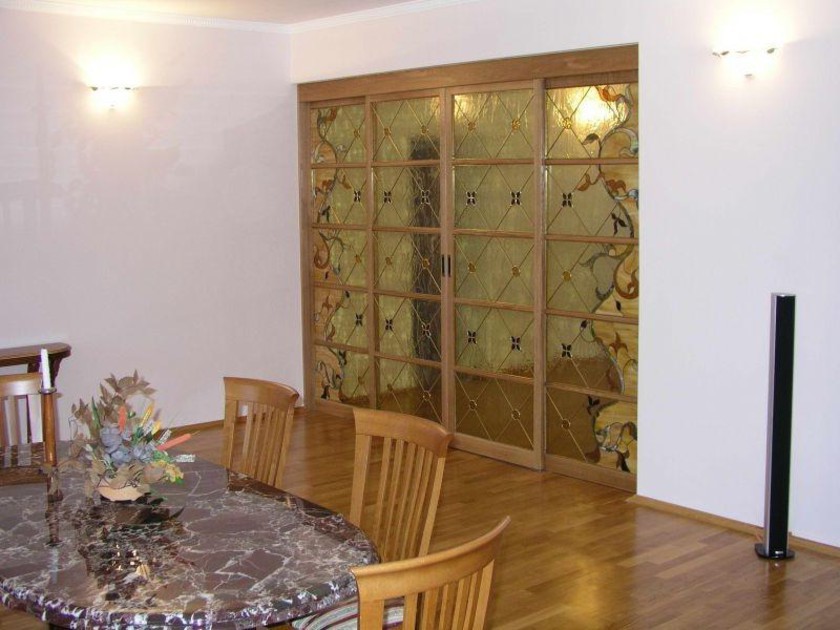 Перегородка для гостиной с цветным стеклом и декоративными вставками Искитим