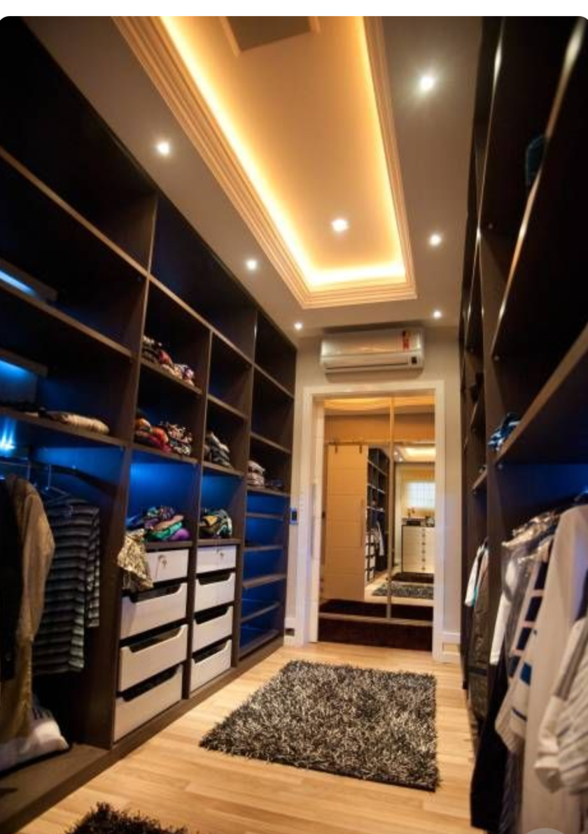 Большая открытая гардеробная комната с комбинированным наполнением Искитим