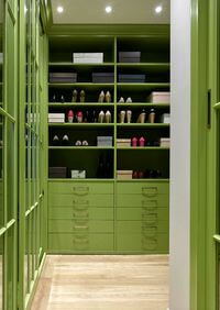 Г-образная гардеробная комната в зеленом цвете Искитим