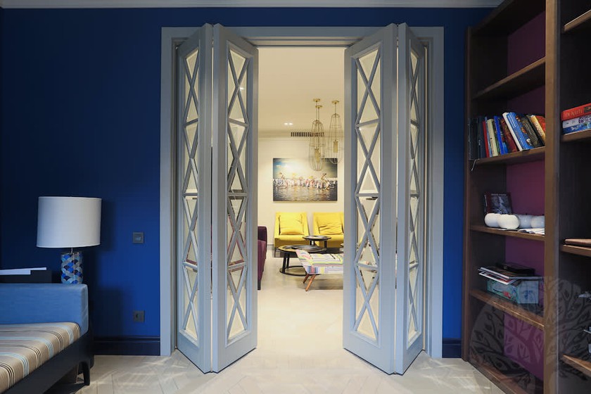 Двери гармошка  для гостиной со стеклами с разделителями Искитим
