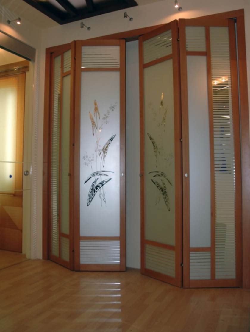 Широкие двери гармошка с матовым стеклом и рисунком Искитим