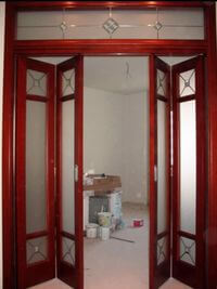 Дверь гармошка с декоративными стеклянными вставками Искитим